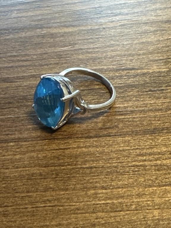 14k white gold EFFY BITA blue spinel ring. Stone