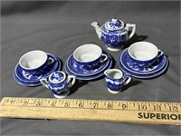 Vintage blue Willow child’s tea set