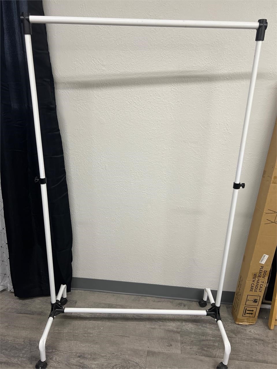 Rolling clothing rack