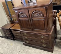 Beautiful Young Hinkle King RV Size Bedroom Set.