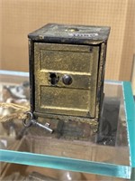 Vintage cast iron Safe bank w/ Key