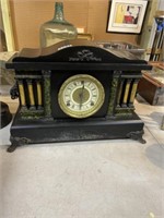 Vintage mantle clock chimes