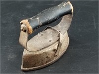 Tiny sad iron with handle