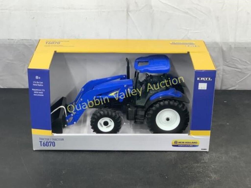 ERTL NEW HOLLAND TOY TRACTOR