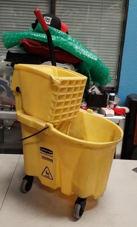 RUBBERMAID ROLLING MOP BUCKET WITH WRINGER