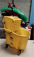 RUBBERMAID ROLLING MOP BUCKET WITH WRINGER