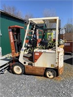 NISSAN ELECTRIC FORKLIFT WITH CHARGER