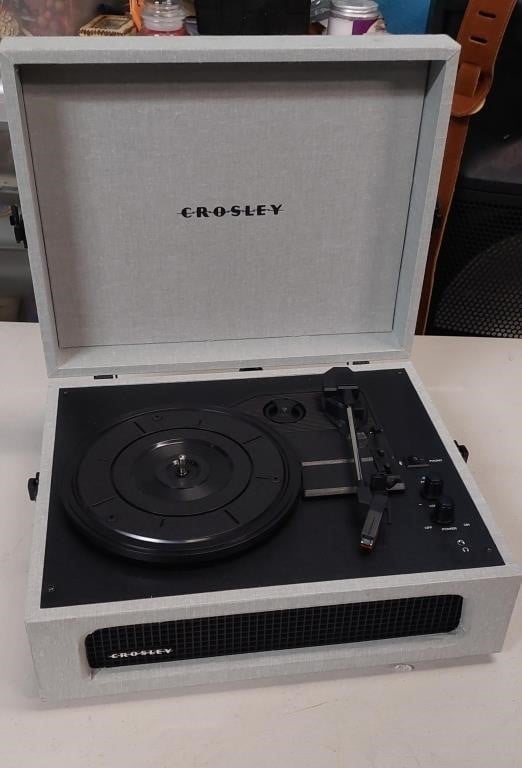 CROSLEY PORTABLE TURNTABLE WITH BUILT IN CASE