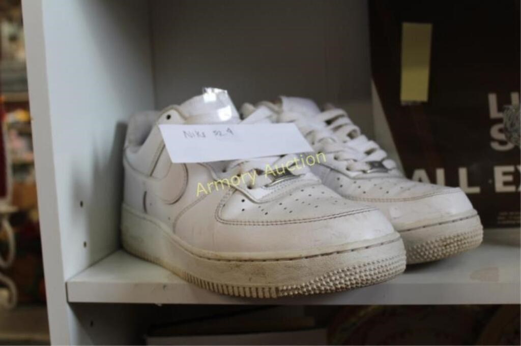 SIZE 9 NIKE AIRFORCE ONE SNEAKERS