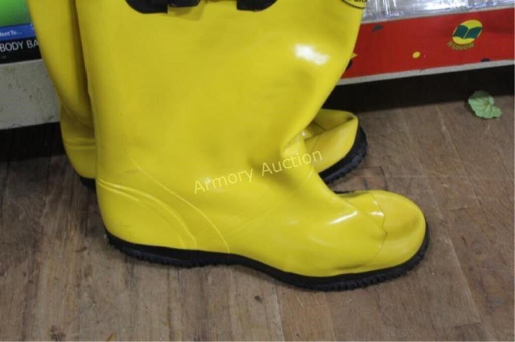 SIZE 18 RUBBER BOOTS