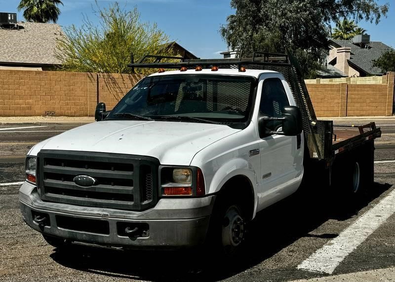 2005 Ford F-350 SD 2 Door Flatbed Pickup Truck