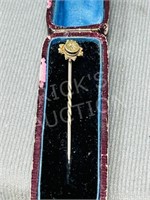 15 kt gold antique stick pin in case