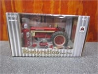Ertl Restoration Tractor Farmall 460 & Accessories
