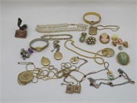 SELECTION OF VINTAGE COSTUME JEWELRY