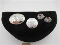 2 STERLING SILVER BROOCHES AND CLIP ON EARRINGS