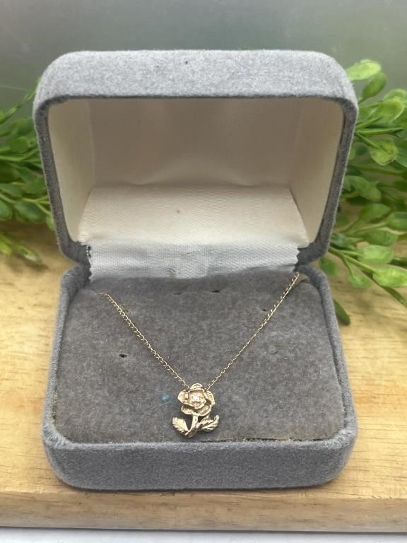 Pretty 10k Yellow Gold Flower Pendant Necklace