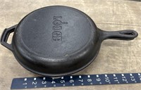 Cast-iron Lodge pan with lid