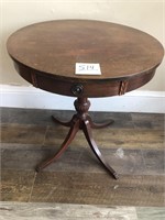 Duncan Phyfe style round table w/drawer