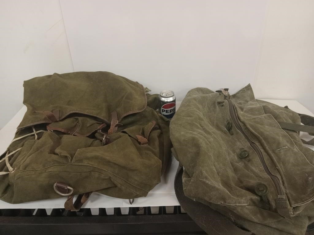 2 grands sacs militaires vintage