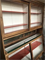 Sliding door display cabinet
