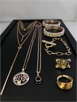 8 PCS lot of gold tone fashion jewelry