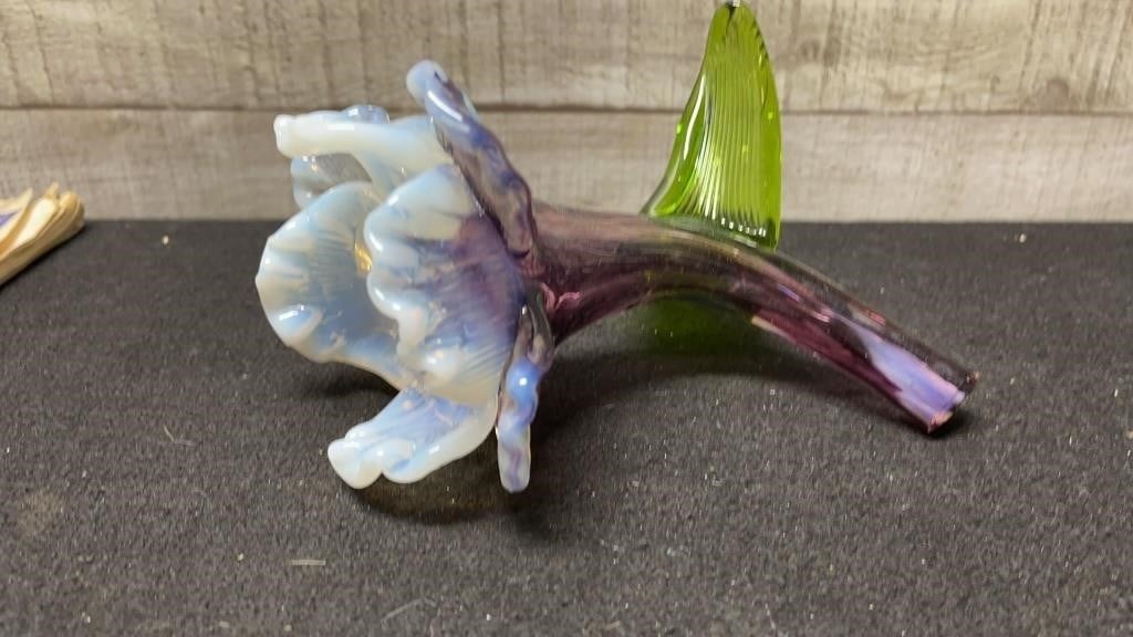 SEE PHOTOS Art Glass Flower One Stem Broke 8"
