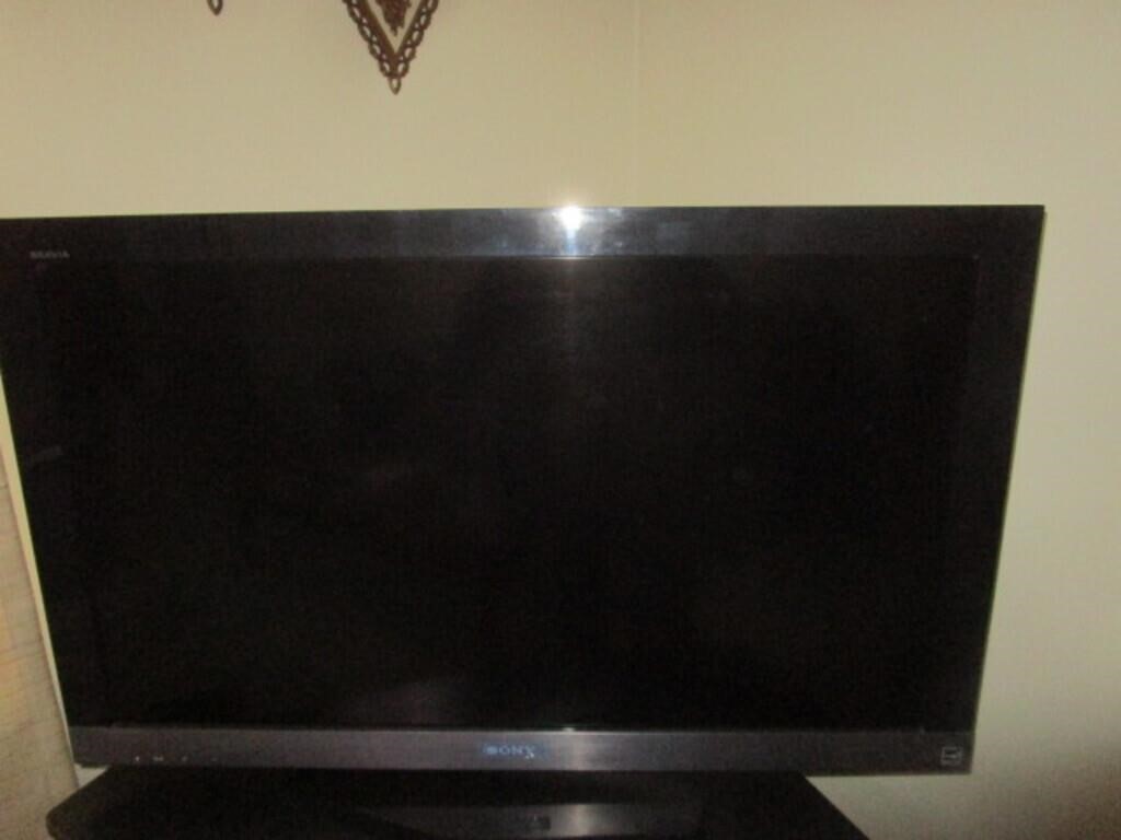 SONY FLAT SCREEN 40" TV WITH REMOTE - WORKS -