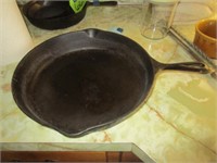 #10 CAST IRON FRYING PAN WITH HEAT RING