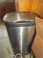 9 STARS AUTO TRASH CAN - PICK UP ONLY