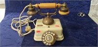 (1) Vintage Telephone