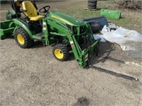 JD 1025R tractor with loader, bucket and forks