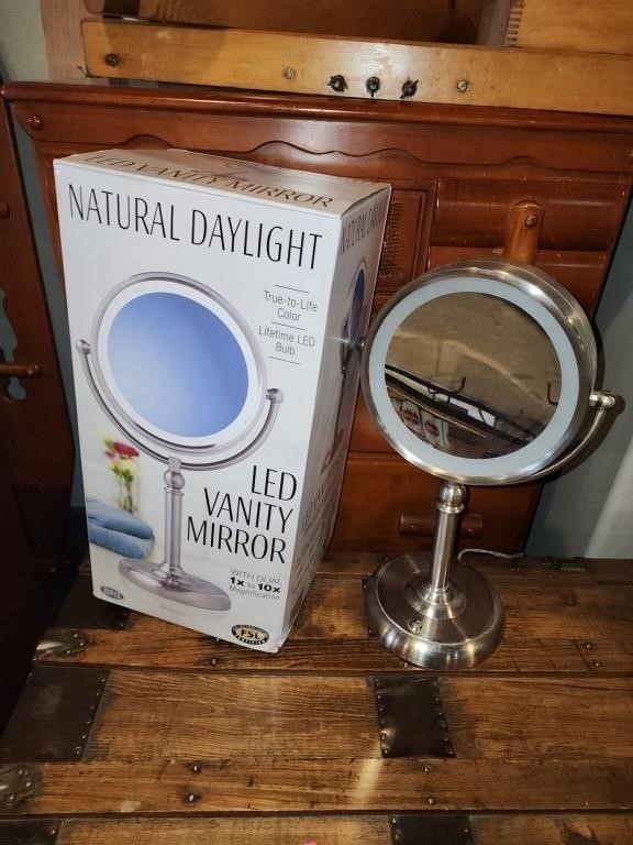 Natural Daylight LED Vanity Magnifying Mirror.