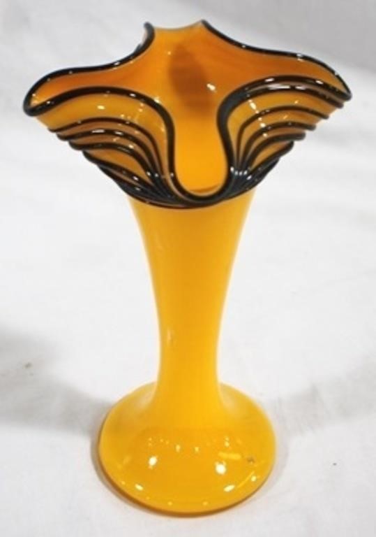 Vintage art glass 7.5" vase w/ threading