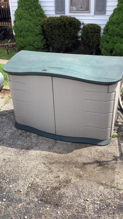 Rubbermaid Portable Outdoor Split Lid Resin Shed