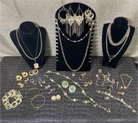 MIXED LOT OF GOLD TONE JEWELRY