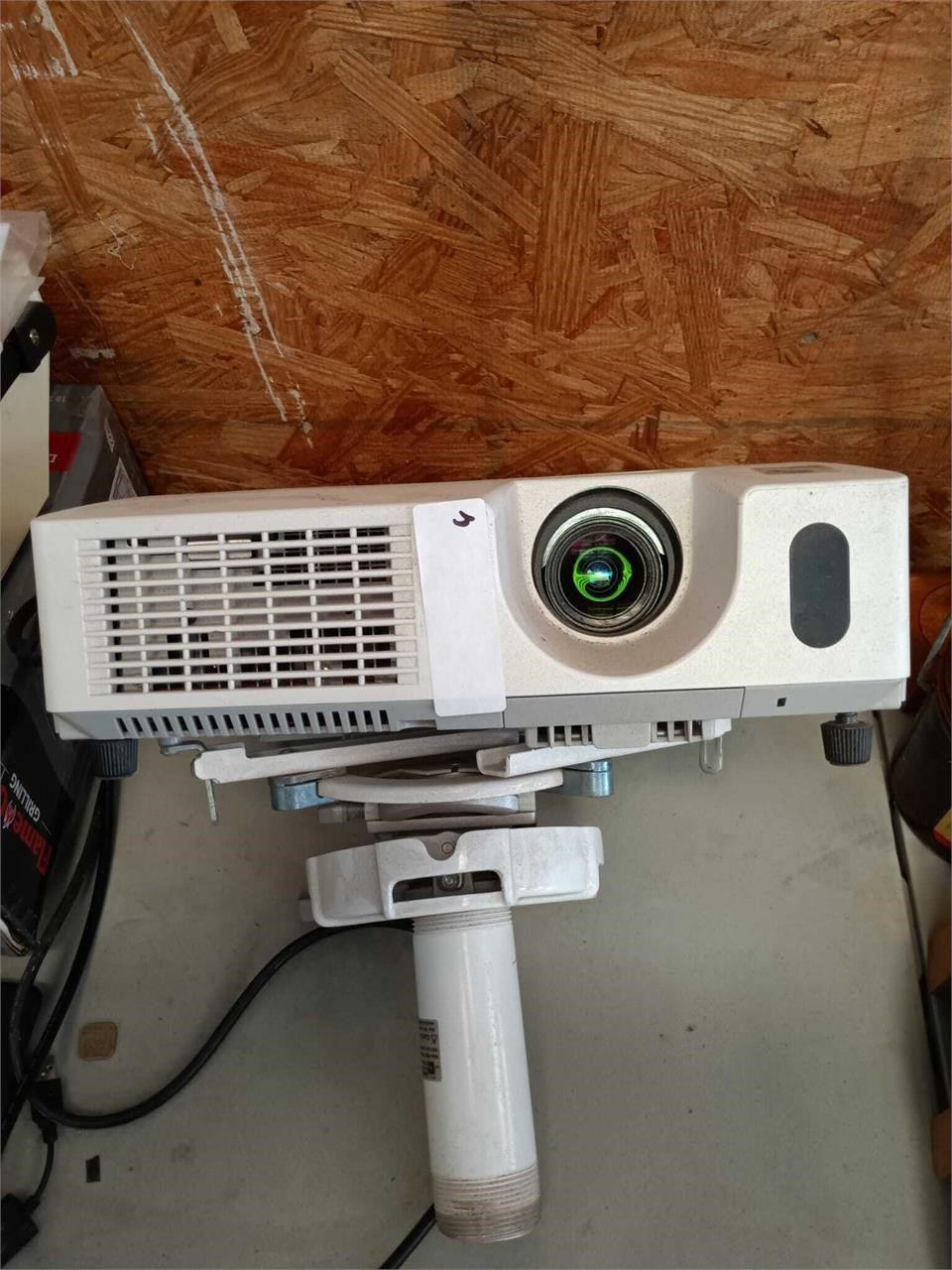 PROJECTOR WITH MOUNTING BASE