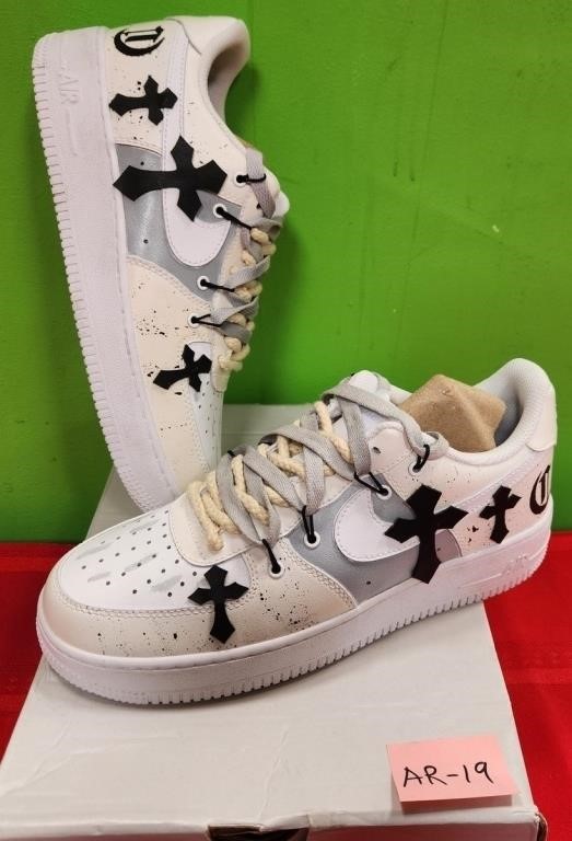 P - AIR FORCE 1 '07 SHOES SIZE 8.5 (AR-19)