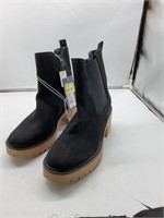 Universal thread black 6 1/2 boots