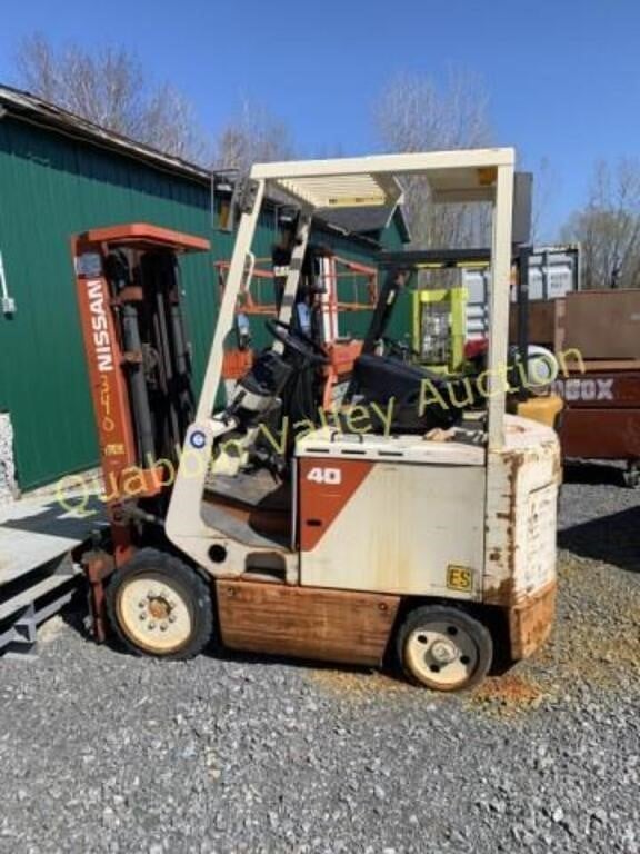 NISSAN ELECTRIC FORKLIFT WITH CHARGER