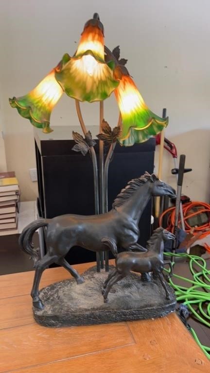 Tulip Lamp with Horses