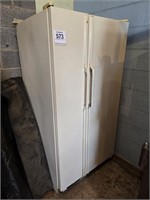 GE refrigerator/freezer (works) 67" t x 34" w x 32