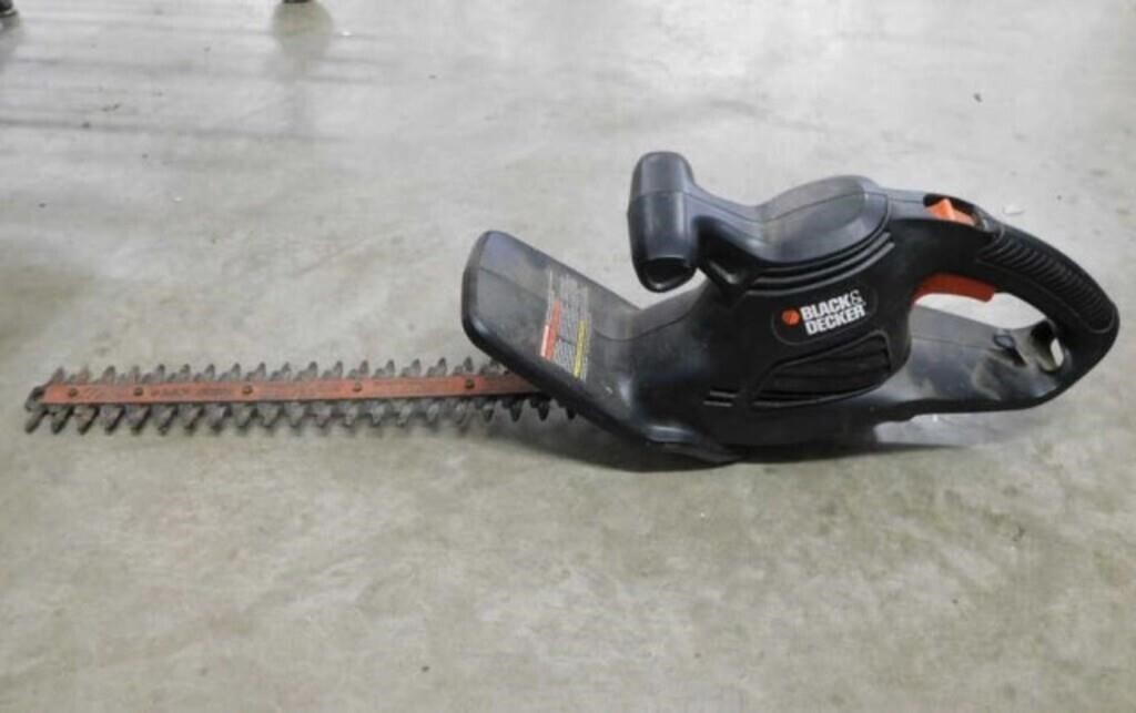 Black & Decker 17" electric hedge trimmer - New