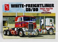 1:25 AMT White-Freightliner SD/DD Truck Tractor 2
