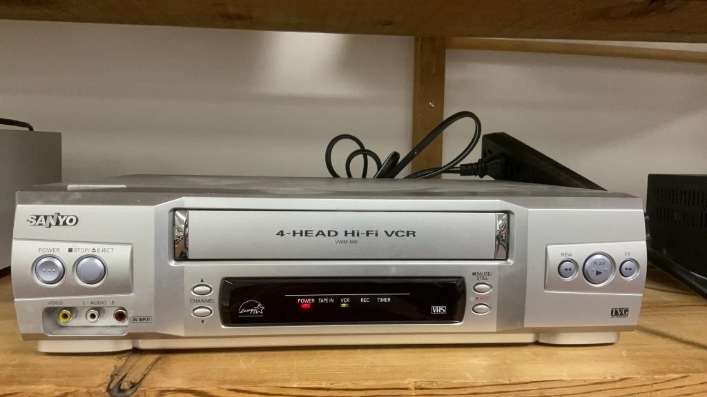 Sanyo 4 head Hi-Fi VCR VWM-800. Powers on not