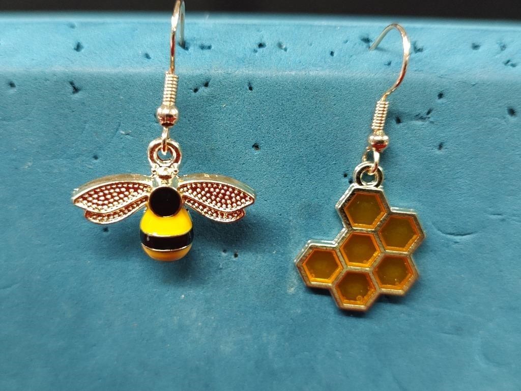 Goldtone Bee and Honeycomb Earrings NIP 1"