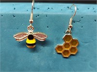 Goldtone Bee and Honeycomb Earrings NIP 1"
