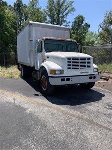 International Box Truck with Lift gate works
