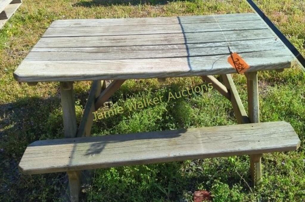Children's Picnic Table 27x46x25". Glass Table