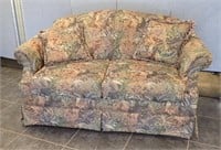 UPHOLSTERED LOVESEAT W/2 THROW PILLOWS