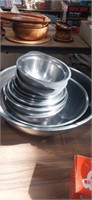 Lot with various sizes stainless mixing bowls